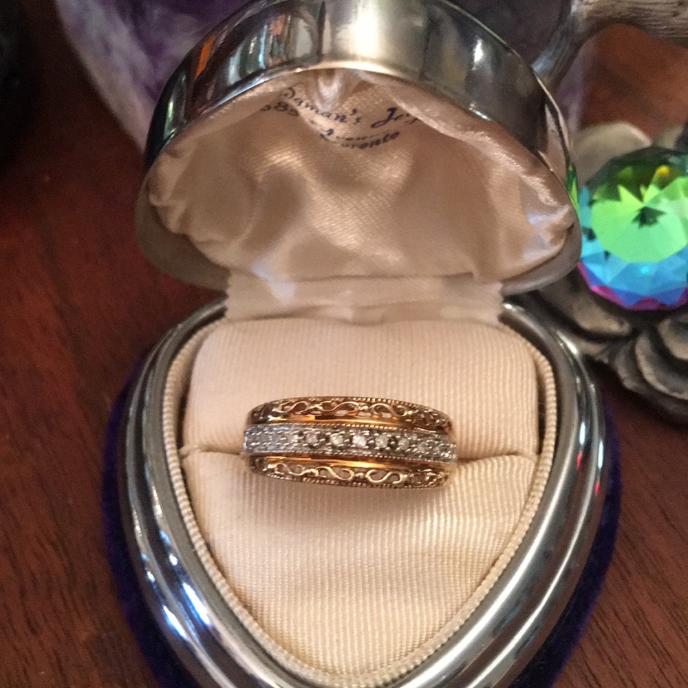 10k Gold vintage diamond mom band ring